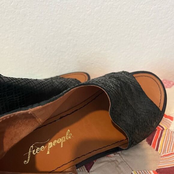 Free People Black Textured Leather Mont Blanc Flat Sandals Women's Size 39 8.5 - Picture 7 of 9